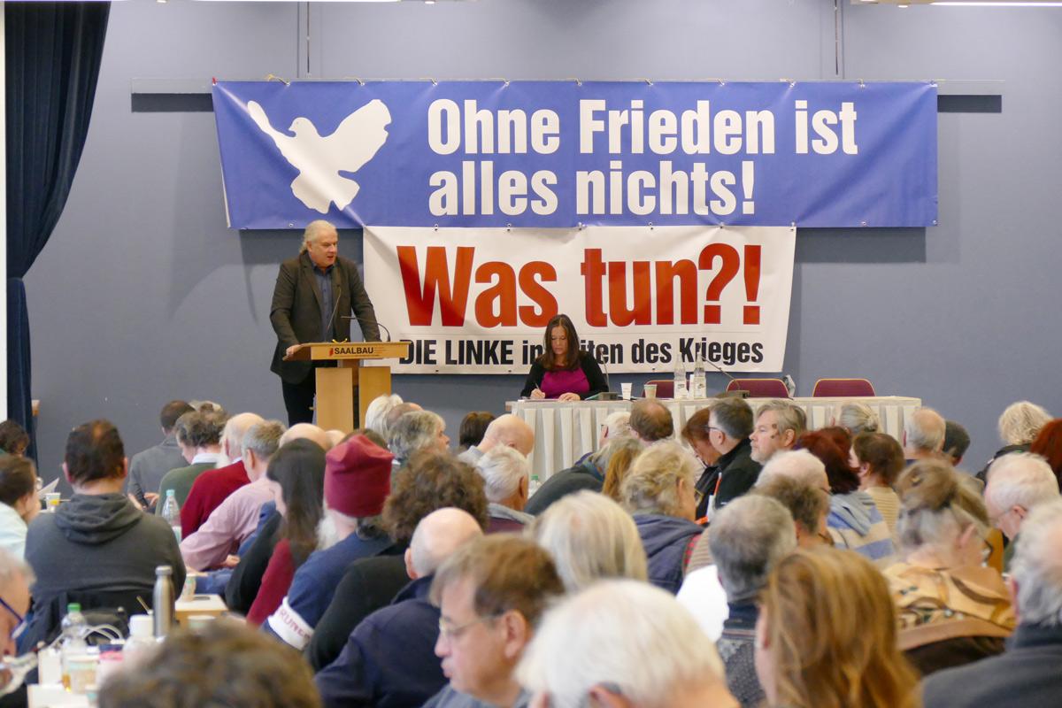 Der Bundestagsabgeordnete Andrej Hunko warnte in Frankfurt vor der „aggressiven Verengung“ des Meinungskorridors. (Foto: Vincent Cziesla)